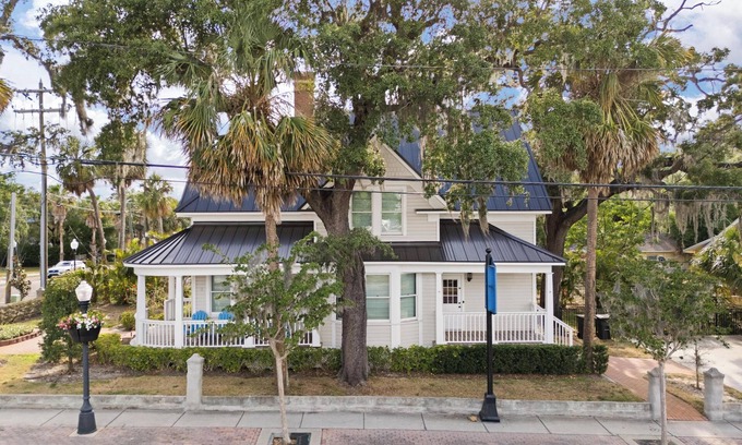 Tarpon Springs House | Spacious 5-bedroom historical house in downtown Tarpon Springs with WiFi, AC