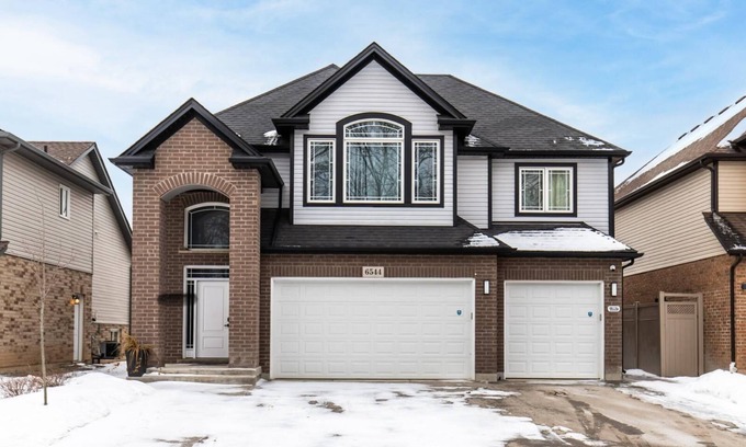 Niagara Falls Villa | Spacious 5-bedroom villa with WiFi and AC in amazing Niagara Falls