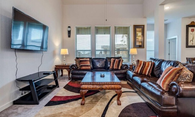 Hutto House | Spacious 5-bedroom house in delightful Round Rock with high speed WiFi,