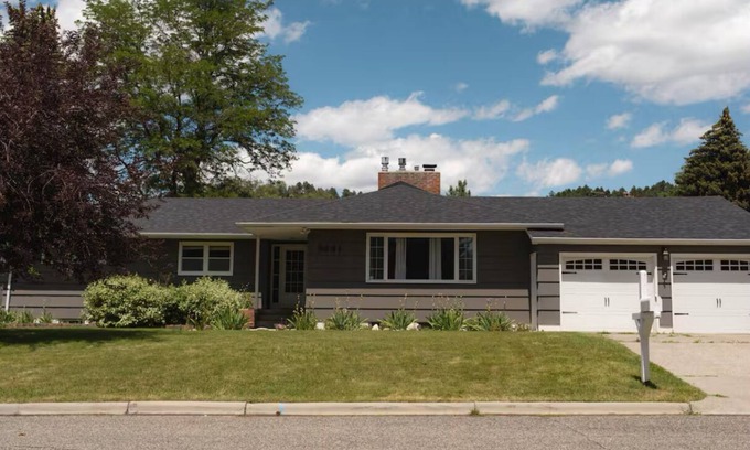 Rimrock House | Spacious 5-bedroom Home with Backyard & Work Spaces