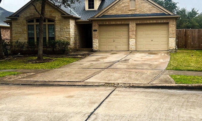Riverpark West House | Spacious 5-bedroom home with WiFi, AC, Smart TV, in nice Sugar Land neighborhood