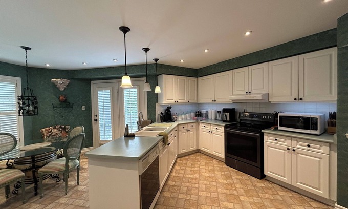 Whitby House | Spacious 5-bedroom house in charming Whitby with WiFi and AC