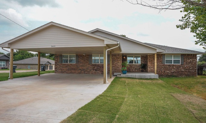 Guthrie House | Spacious 5-bedroom house with covered parking and private backyard in Guthrie.