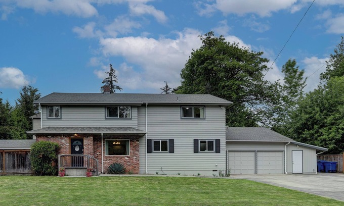 Kenmore House | Spacious 5-bedroom house in brilliant Kenmore with WiFi AC Exercises room