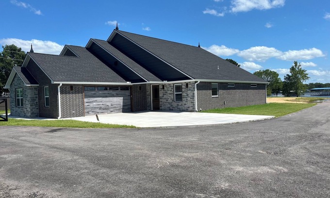Afton House | Spacious 5-bedroom house on Monkey Island, Afton with WiFi, AC & slip in dock