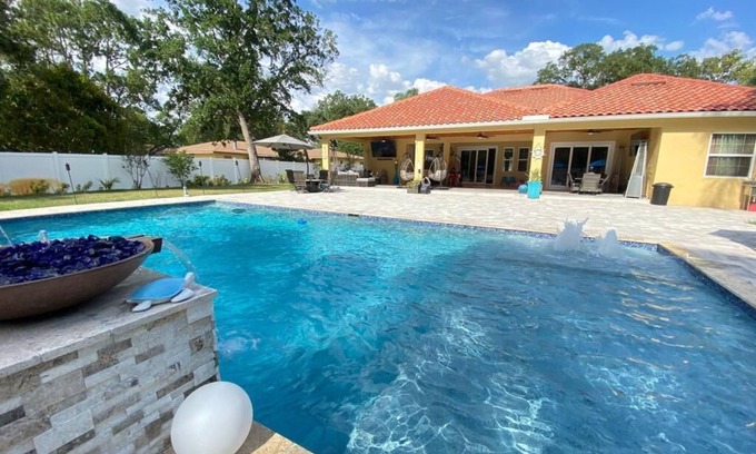 Egypt Lake-Leto House | Spacious 5-bedroom house with WiFi, AC, Heated Pool and Jacuzzi in Central Tampa