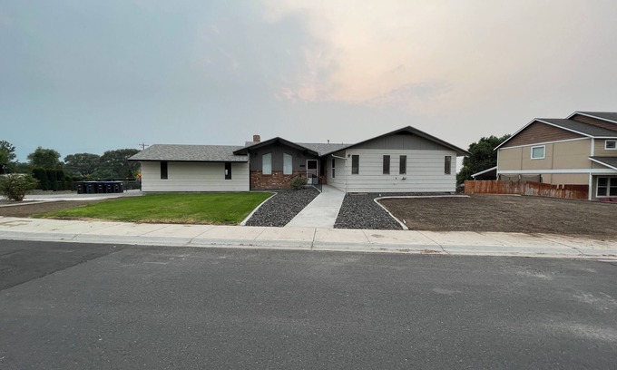 Moses Lake House | Spacious 5-bedroom Lakeview Home Centrally Located