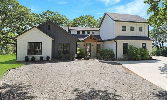 Kemp House | Spacious 5-bedroom Lakehouse on Cedar Creek Reservoir. Sleeps 17 comfortably.