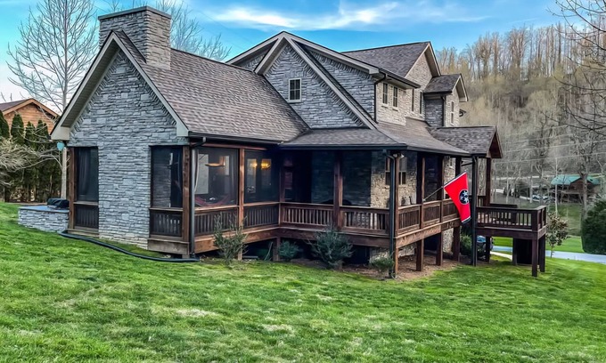 Lancaster House | Spacious 5-bedroom Lodge located 5 minutes from Center Hill Lake nSleeps 12