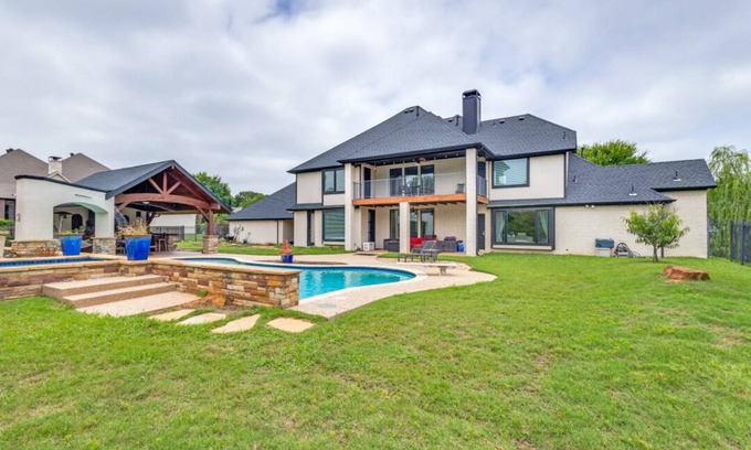 Flower Mound House | Spacious 5-bedroom house with AC. House located near lake in Flower Mound.