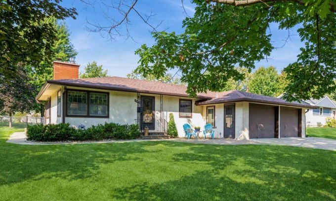 East Bloomington House | Spacious 5-bedroom house in pleasant Bloomington MN with AC
