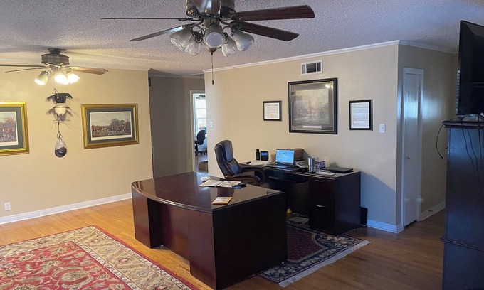 Flint House | Spacious 5 bedrooms with an office, 2 kitchens, and 2 large porches in Flint.