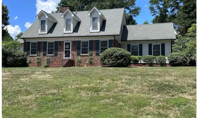 Gastonia House | Spacious 5-beds/2Baths Luxury Guest House in Gastonia.