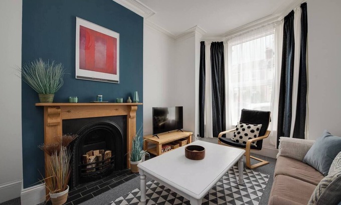 Southsea House | Spacious 5BR Southsea House. Great value for groups, families and work crews.