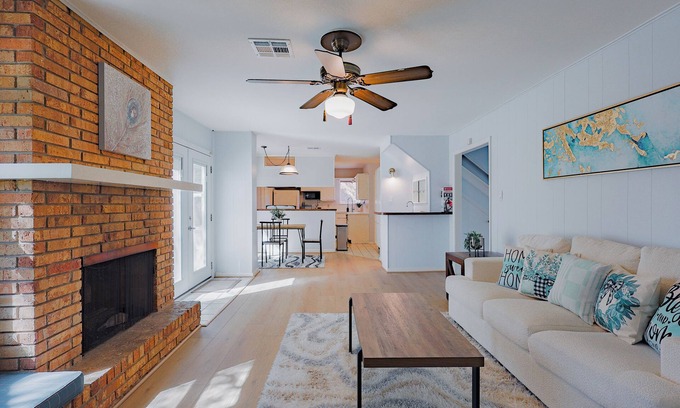 Spring Branch West House | Spacious 5BR Home - Near Memorial Mall - Sleeps 14 - Pet friendly
