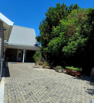Onrus House | Spacious 5BR House near Davies Pool