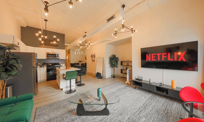 Near South Side Apartment | Spacious 5BR Luxury Suite - Near McCormick Place