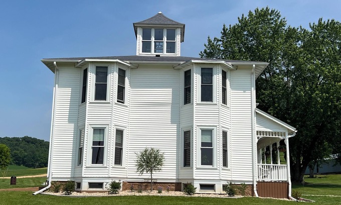 Sextonville House | Spacious 6-bedroom house in the hills of the Driftless Area