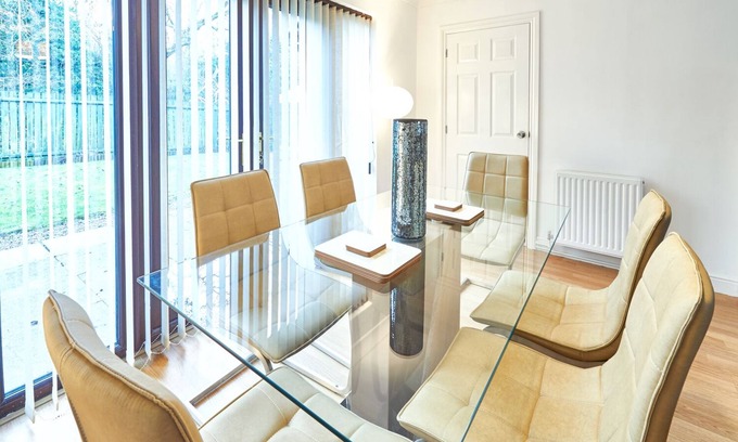 Bletchley House | Spacious 6 bedroom - 5 bathroom home with superfast broadband and full Sky