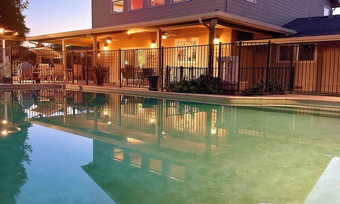 Visalia House | Spacious 6-bedroom Group Farm stay Near Sequoia Park - Playground, Pool & Gym