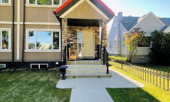 Northwest Edmonton House | Spacious 6-bedroom house in central Edmonton with AC, WiFi, Parking