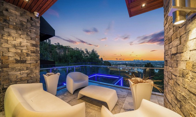 Hollywood Hills West House | Spacious 6-bedroom house in delightful Los Angeles with WiFi, AC, fitness room