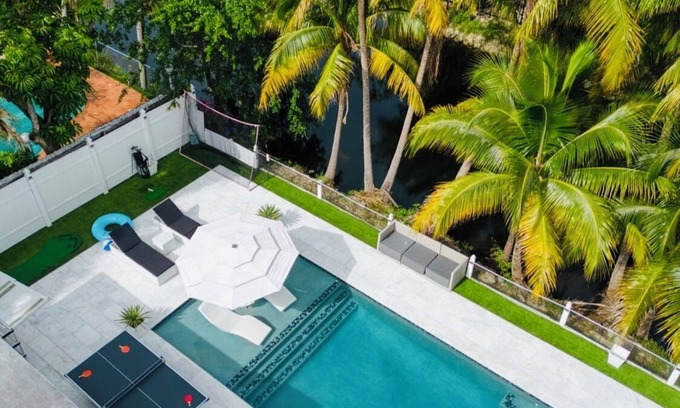 Highland Lakes Villa | Spacious 6-bedroom Waterfront Aventura Villa Pool, BBQ, Fire pit, & Pool Table