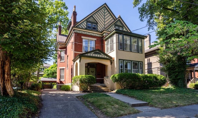 Clifton House | Spacious 6-BR Home-10 Mins to DT