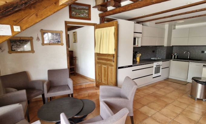 Saint-Chaffrey Apartment | Spacious 6-Room Chalet 150m from the Slopes – Sleeps 11, Wi-Fi, Fireplace, Balconies