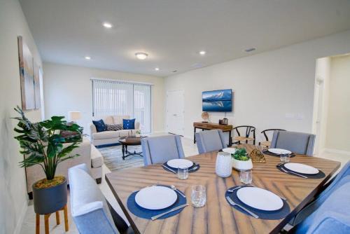 Loughman Villa | Spacious 6Bed 4 5Bath - By Disney No Resort Fees