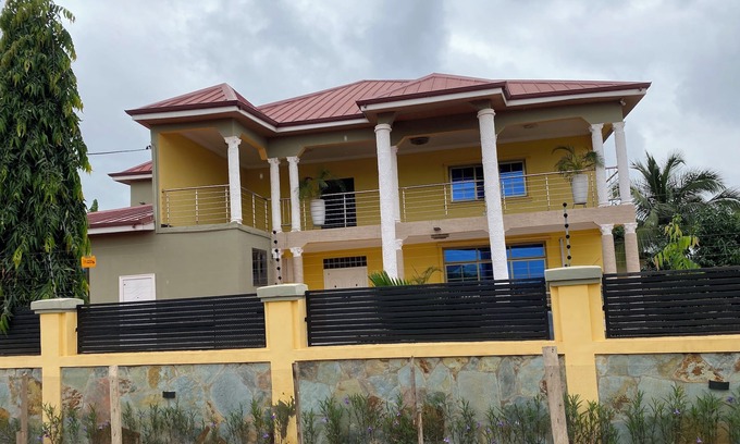 Prampram House | Spacious 7-bedroom house with WiFi and AC in Dawhenya
