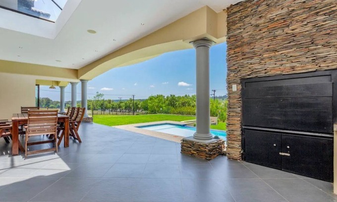 Greater Johannesburg Metropolitan Area Villa | Spacious 7-bedroom villa with AC, WiFi in welcoming Midrand