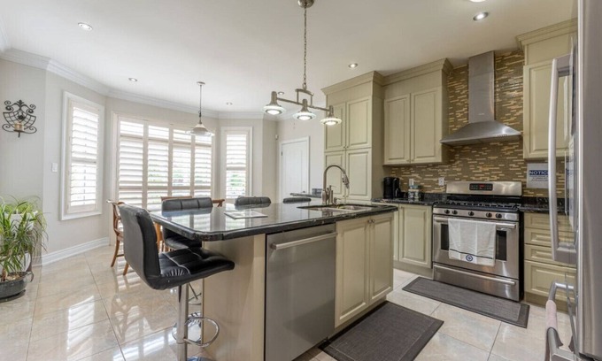 Brampton House | Spacious 7BR Home w/Private Yard, BBQ & Fast WiFi!