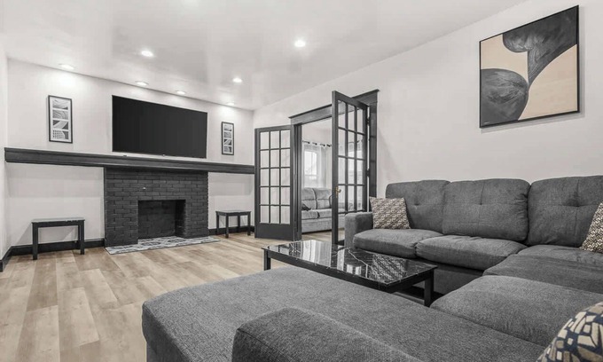 Downtown Niagara Falls House | Spacious 8-bedroom home in Niagara Falls Perfect for groups!