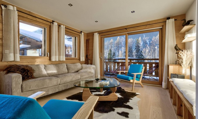 Les Praz-de-Chamonix Apartment | Spacious Apartment with Balconies beside Ski Lift