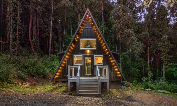 Weaverville House | Spacious A-Frame with Loft near Downtown