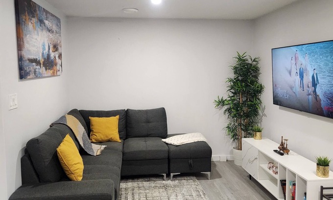 West Edmonton House | Spacious and Beautiful Guest Suite in West Edmonton Near WEM