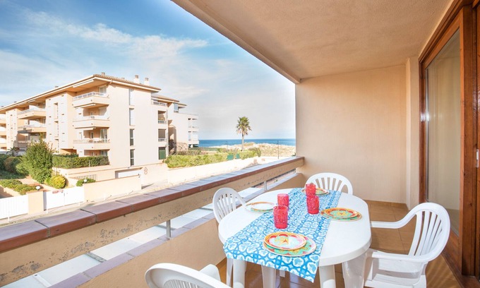 Pals Apartment | Spacious and bright apartment on the beach, free wifi, pool, garage, Golf.