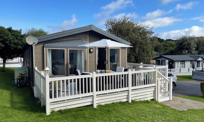 New Forest District Cabin | Spacious and comfortable holiday lodge in country park setting.