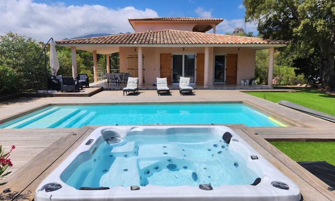 Lecci House | Spacious and comfortable modern villa
