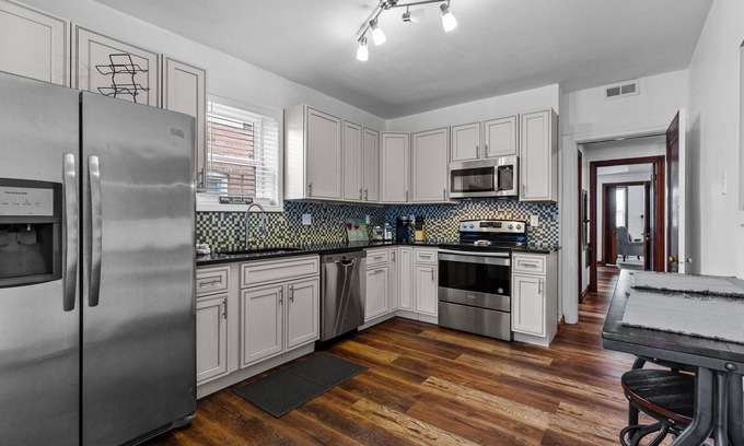The Southampton House | ☆Spacious and Comfy☆Central Location☆Near Downtown
