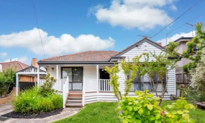Chadstone House | Spacious and elegant 7 bedroom home in prime Chadstone location.