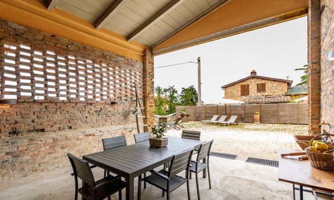 Siena Apartment | Spacious and elegant 200 sqm farmhouse with independent entrance, able to accommodate up to 10 people, organized on two levels, connected by an internal wooden staircase (NOT suitable for disabled people). The house is part of an ancient convent from the