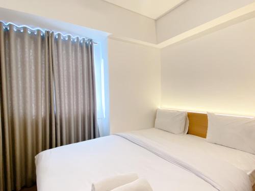 Cikarang Apartment | Spacious and Homey 2BR with Work Space at Meikarta Apartment By Travelio