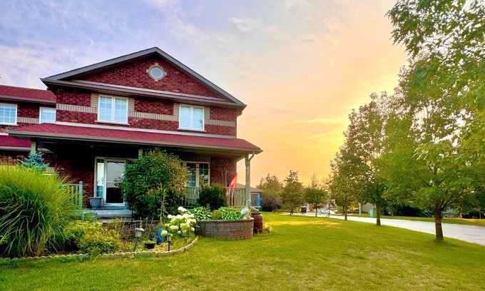 Barrie House | Spacious and Serene 4-Bedroom Retreat in Barrie