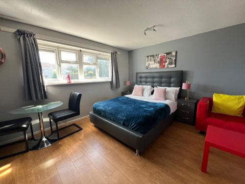 Wolverhampton Apartment | Spacious and Stylish 5 Bed Gem with Private Parking perfect for Large groups and Families