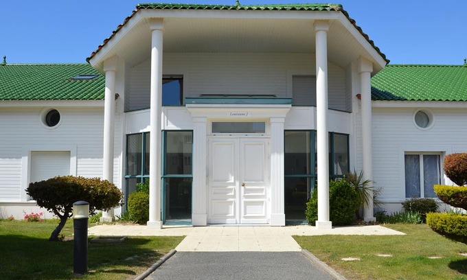 Saint-Jean-de-Monts Apartment | Spacious Apartment with Pool, Near Beach & Golf Course