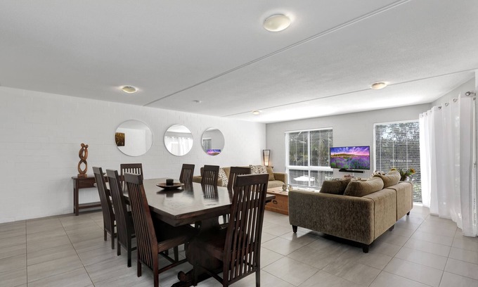 Point Lookout Apartment | Spacious apartment in very well maintained complex. Walk to beach.