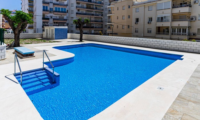 Nerja Apartment | Spacious apartment for 6 people - center - air conditioning - WiFi - parking - beach 250 meters