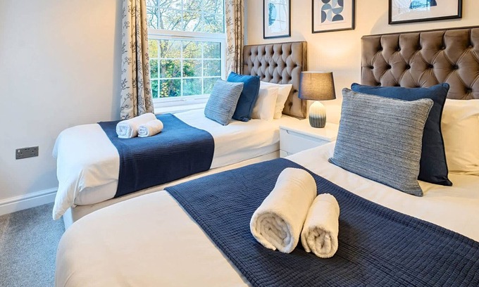 Rushmoor District Apartment | Spacious Apartment, 6 Adults, Smart TV, WiFi